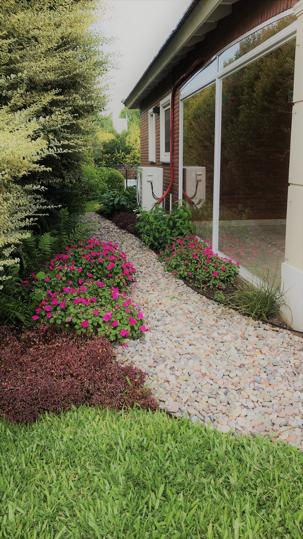 Jardines costado izquierdo adelante