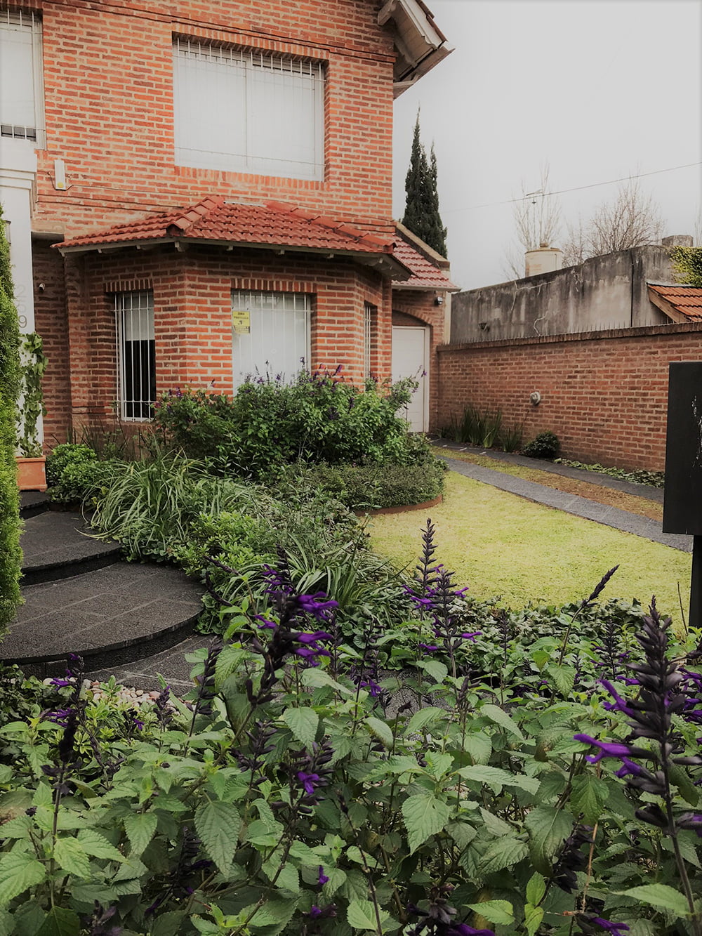 Jardines frente vista principal